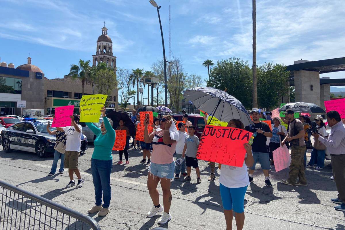 $!Con pancartas y consignas, familiares y amigos de Hilda “N” tomaron las calles de Monclova para exigir su liberación.