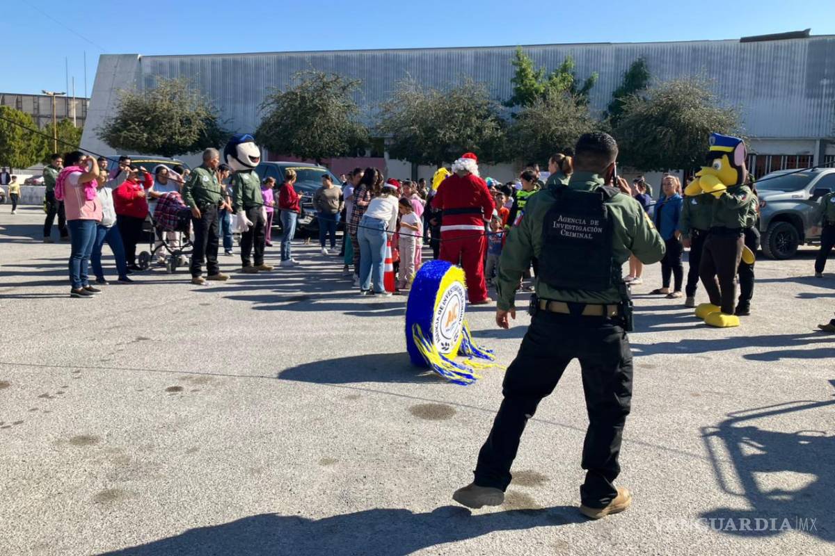 $!Agentes convivieron de manera directa con la niñez monclovense durante el evento.