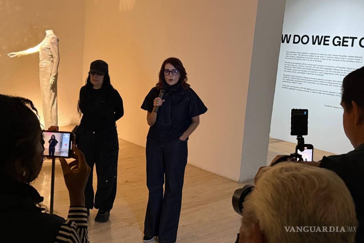 Exhibe Marco obras realizadas con prendas ensangrentadas de víctimas de feminicidio