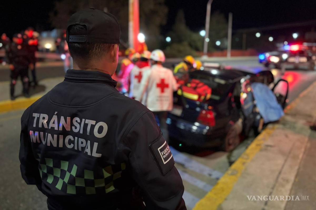 $!Policías municipales abanderan la zona del percance mientras cuerpos de emergencia atienden a los lesionados en el acceso al deprimido.