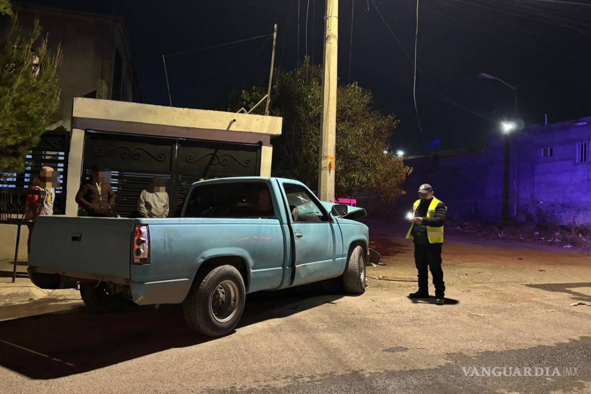 $!El segundo choque ocurrió contra un poste de concreto de la CFE, en el cruce con San José de los Cerritos.