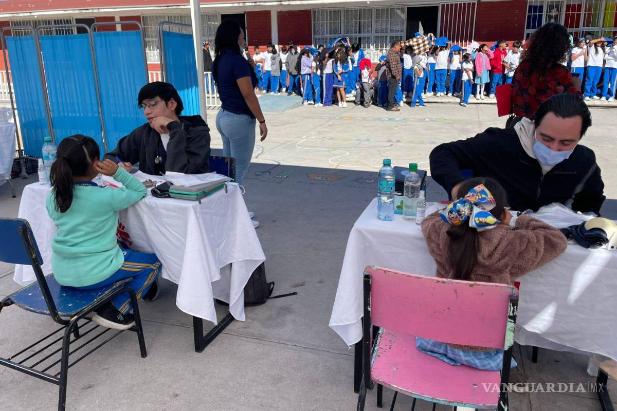$!Alumnos participaron en mediciones y consultas médicas dentro del programa permanente de salud escolar.