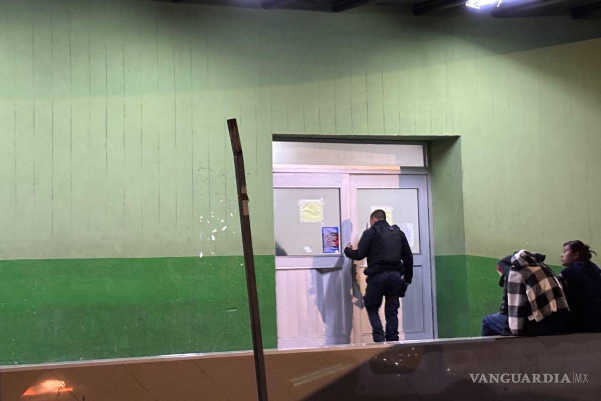 $!Elementos de la Policía Municipal permanecieron en la Clínica Número 1 del IMSS mientras se realizaban las diligencias tras el ingreso de la mujer lesionada.