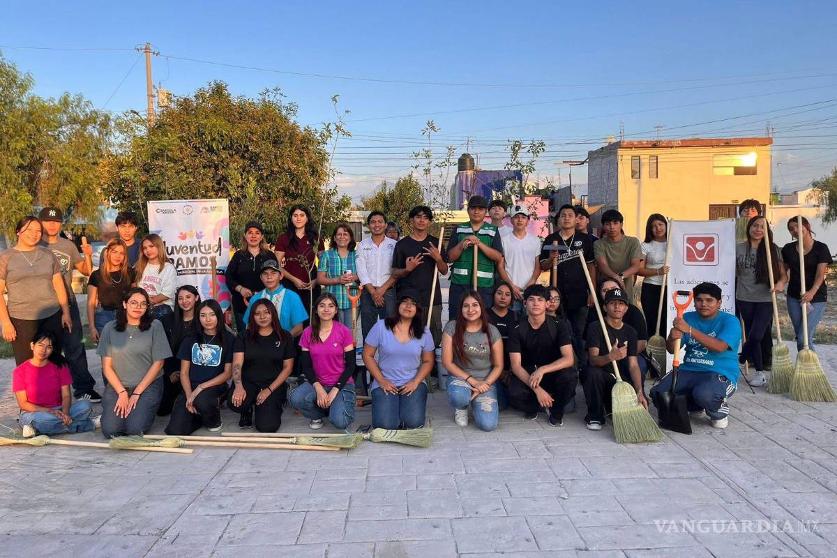 Jóvenes de Ramos Arizpe transforman la Plaza Tula con jornada ambiental
