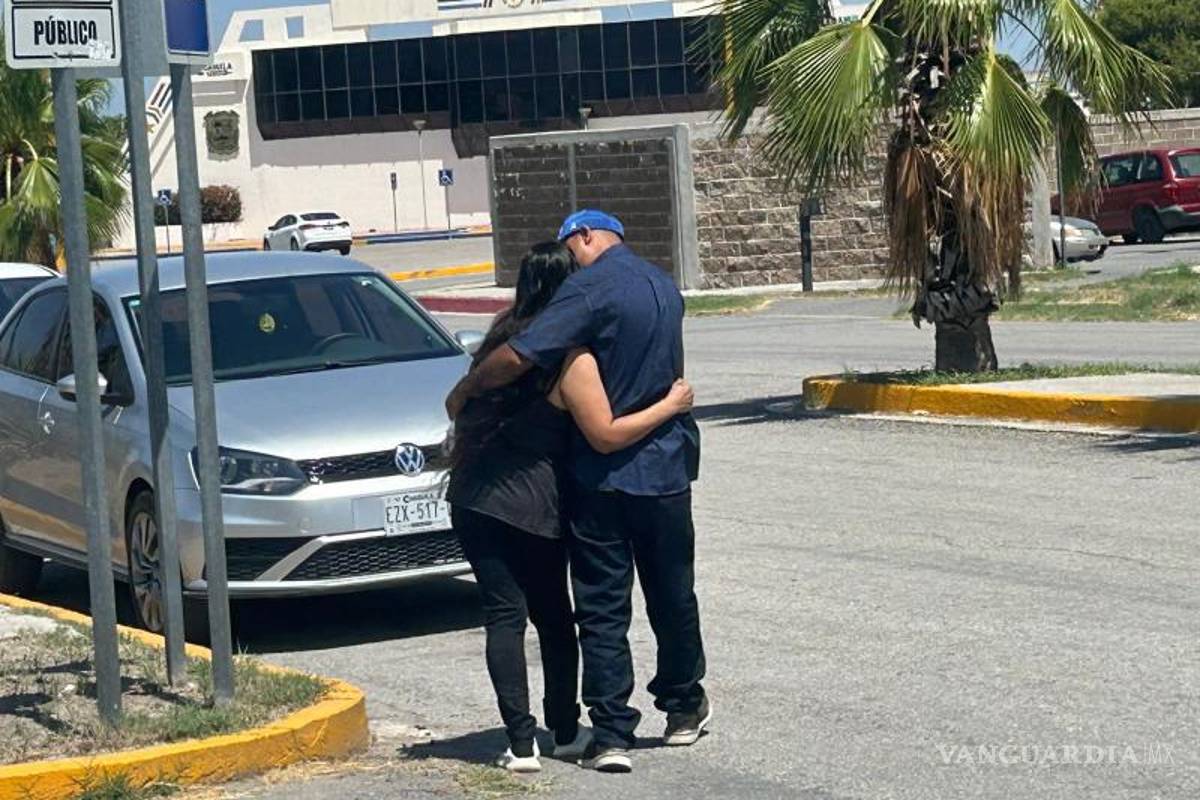 $!Hilda “N”, abrazada por su pareja, tendrá hasta cuatro meses para comprobar su inocencia.