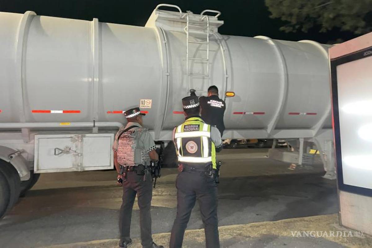 $!Elementos de la Guardia Nacional aseguraron el tráiler con 50 mil litros de diésel presuntamente robado en la carretera Saltillo–Torreón.