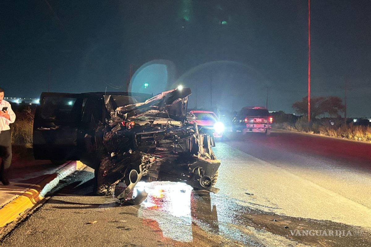 $!La GMC Sierra quedó con el frente completamente destrozado tras el choque.