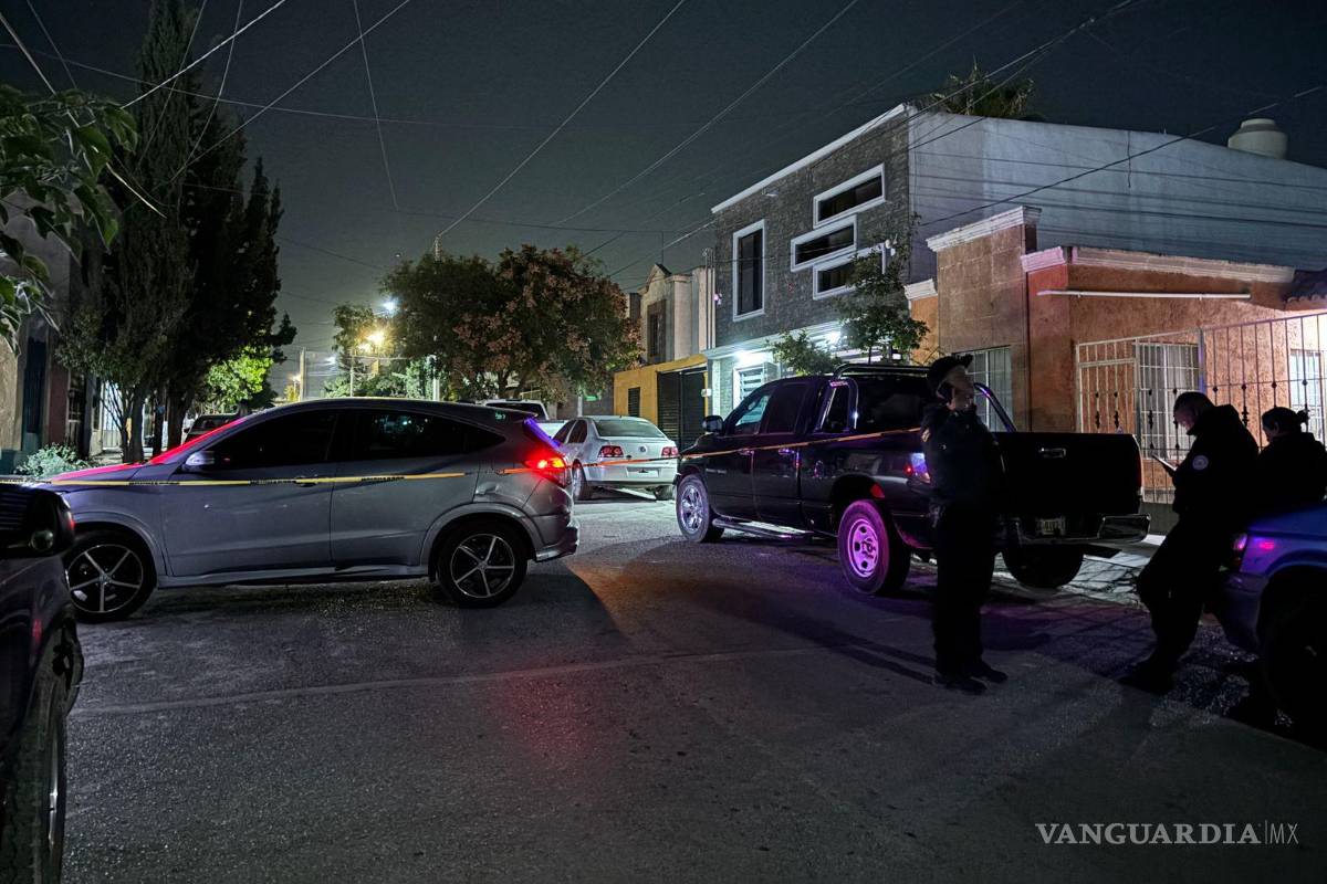 $!Elementos de la Policía Municipal y Policía Civil acordonaron la zona tras el ataque con arma blanca en la colonia Mirasierra.