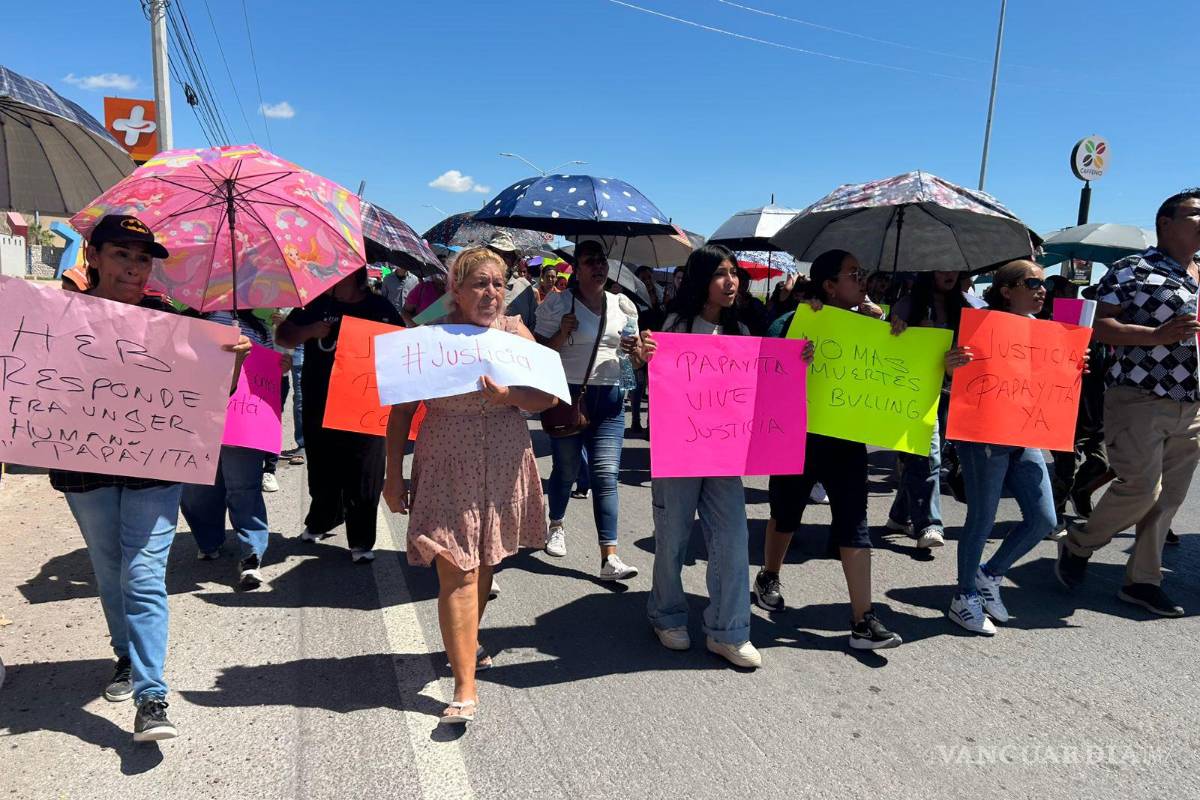 $!Familiares, amigos y vecinos de Carlos Gurrola Arguijo, conocido como “Papayita”, marcharon en Torreón para exigir justicia por su muerte tras presunto acoso laboral.