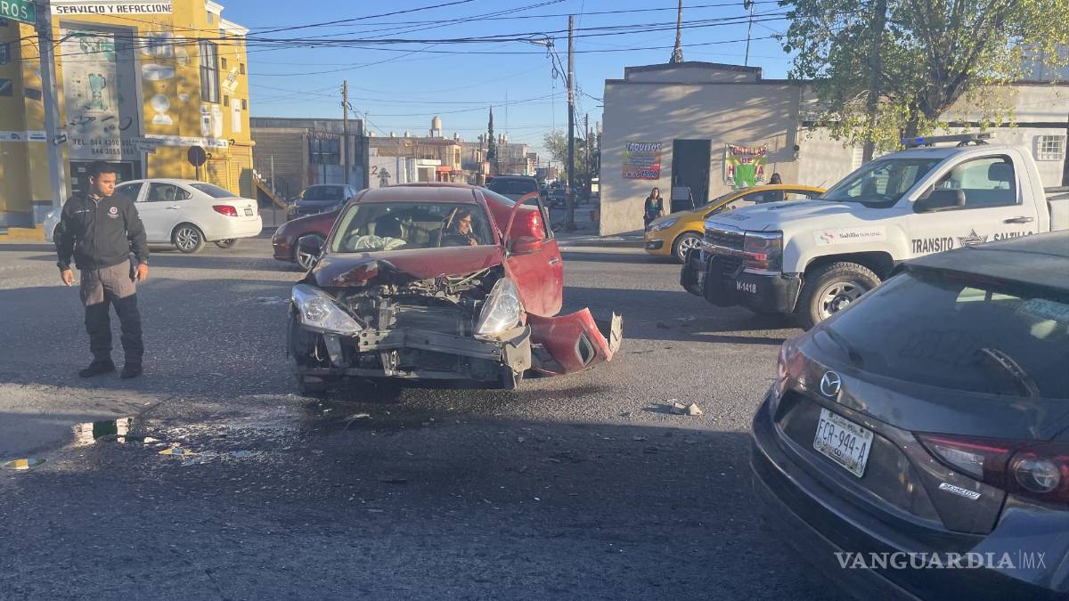 Saltillo: se registra fuerte choque en Bulevar Coss; automóvil queda destrozado