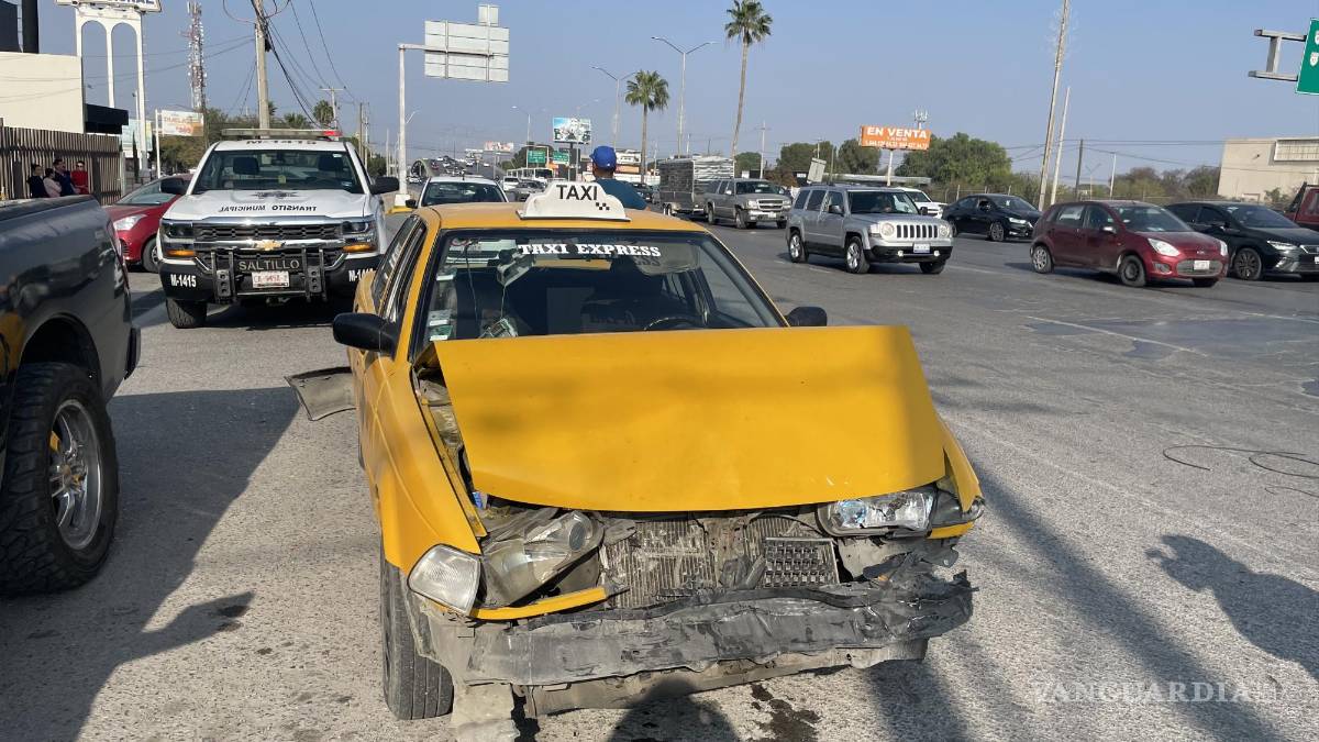 Choque múltiple causa caos en el bulevar Carranza de Saltillo, 5 vehículos involucrados