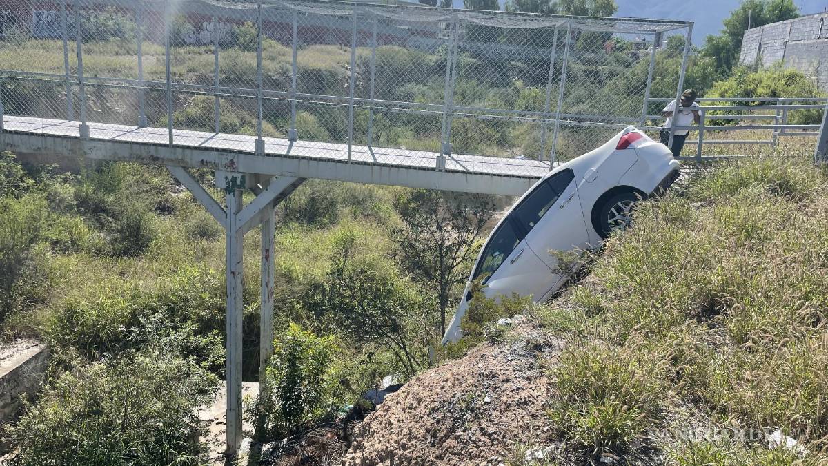 Se le va el carro al arroyo en Saltillo, lo dejó en neutral y sin freno
