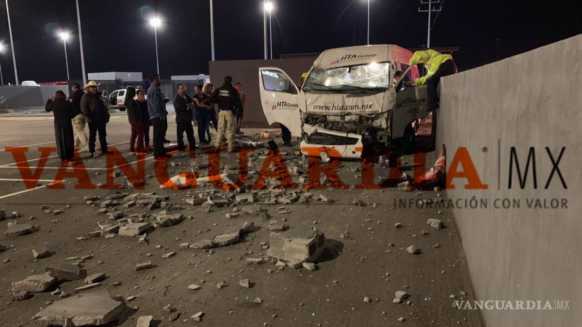 Ebrio se estrella contra barda en el libramiento Oscar Flores Tapia