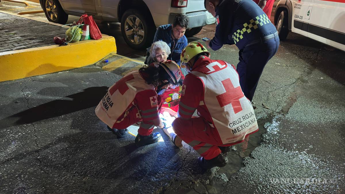 Adulto mayor resulta herida en accidente automovilístico en colonia La Estrella, en Saltillo