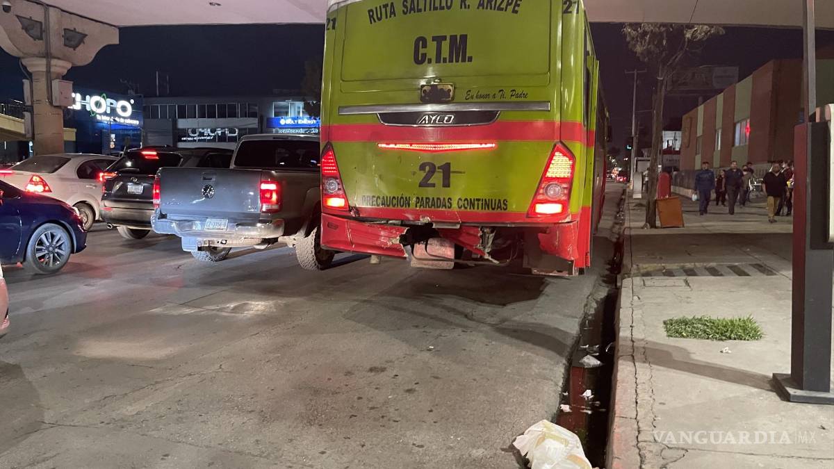 Camionazo frente a clínica del IMSS en Saltillo lesiona a 15 personas