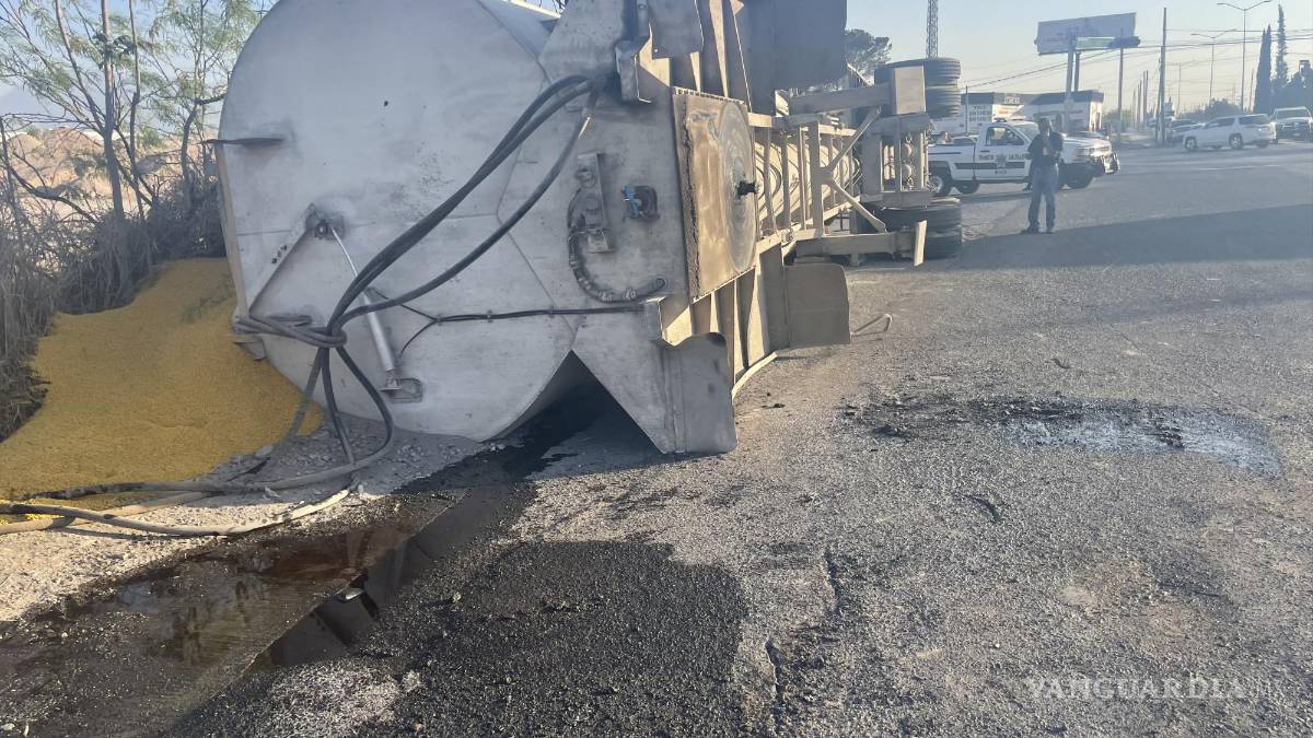 Tráiler vuelca por exceso de carga y derrama 20 toneladas de alimento para gallo en Saltillo