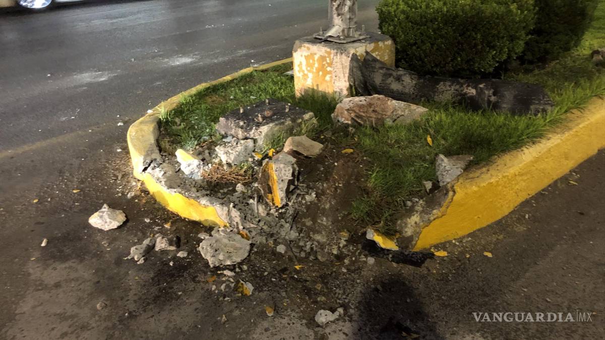 Lo vence el cansancio y vuelca en camellón sobre vialidad en Saltillo