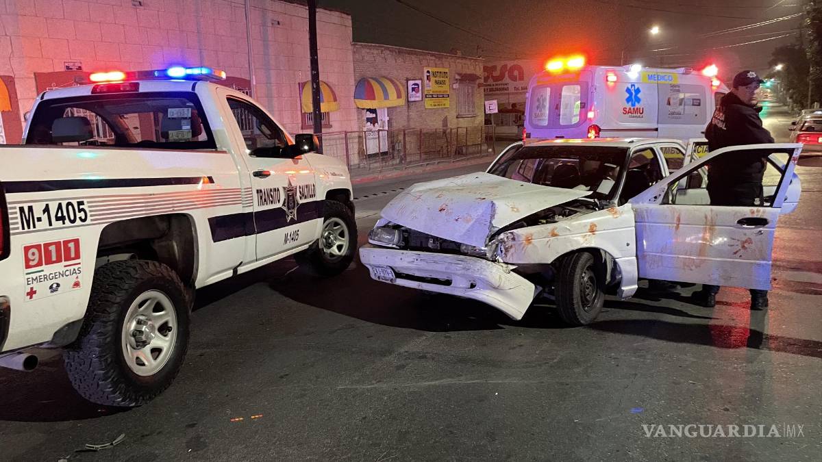 Saltillo: tres policías terminan lesionadas en accidente, una de ellas salió proyectada tras choque