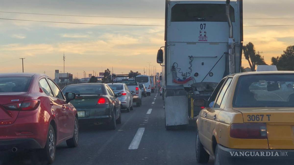 Reportan tráfico pesado en la Monterrey - Saltillo por accidente