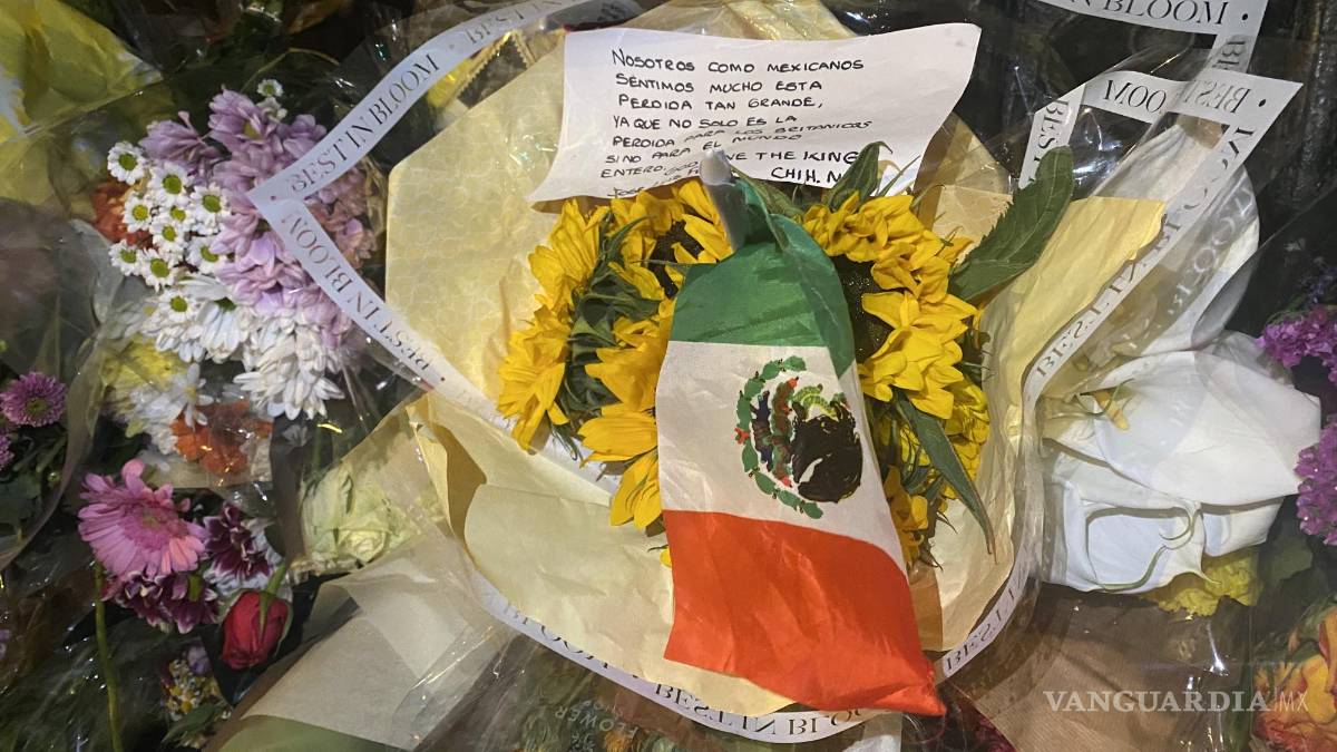 Florece en Buckingham tributo a la reina Isabel II