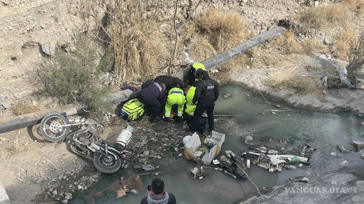 Saltillo: por tomar atajo, motociclista cae a arroyo con todo y el tanque de gas que cargaba