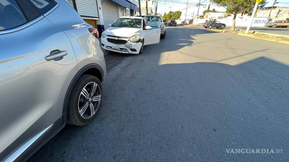Saltillo: Por no respetar distancia impacta su auto y no acepta responsabilidad