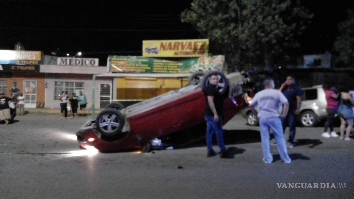 Por desperfecto eléctrico se incendia camioneta en bulevar de Saltillo
