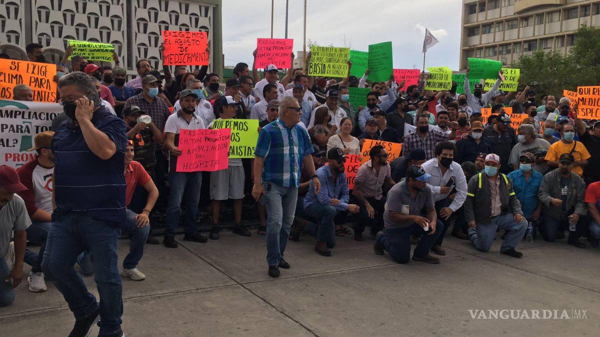 Obreros de AHMSA se manifiestan en la clínica 7 del IMSS por deficiencias en el servicio médico en Monclova