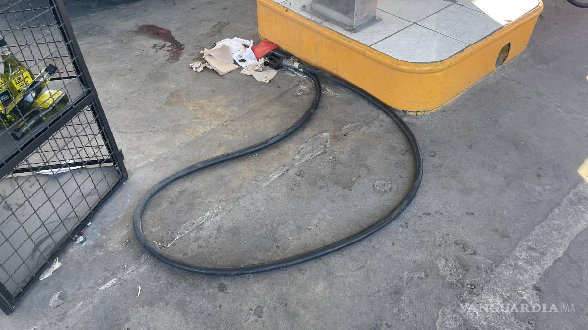 Llanta sale ‘volando’ de tráiler, causa daños a tienda y lesiona a despachador en Ramos Arizpe