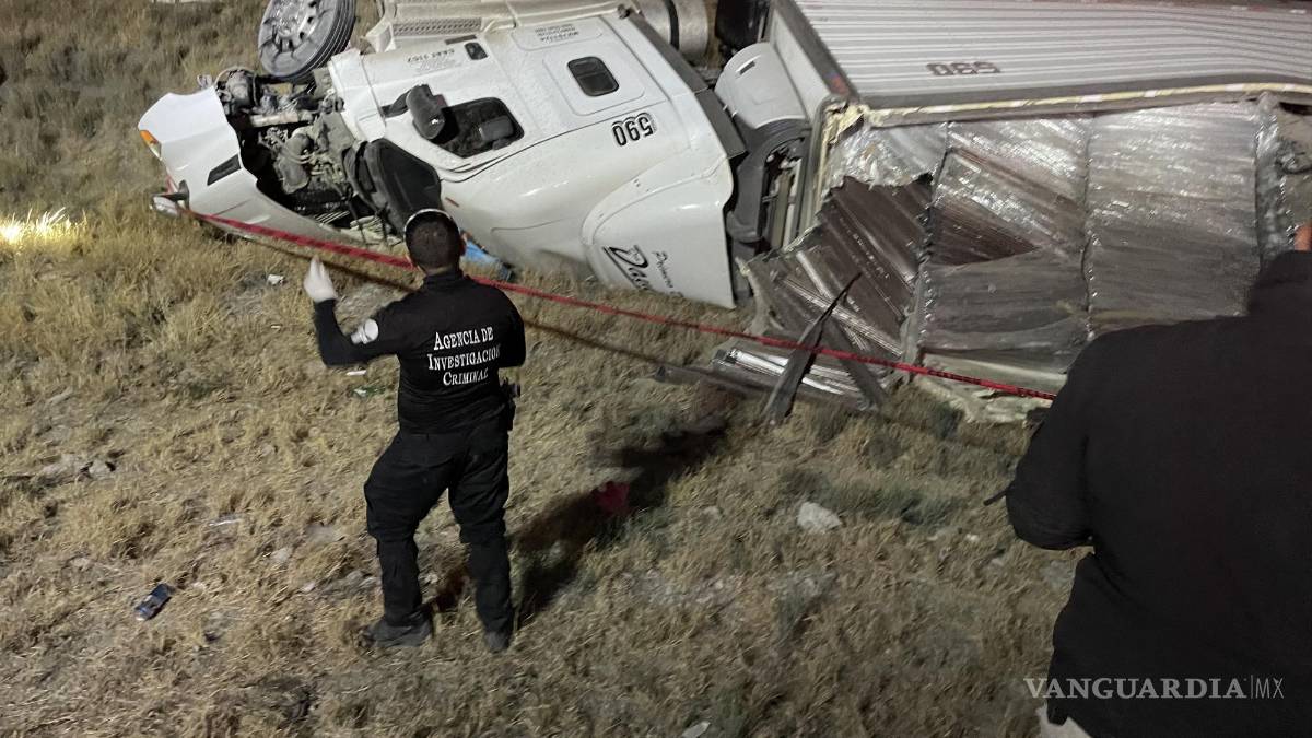 Muere trailero al volcarse sobre la Carretera Federal 57