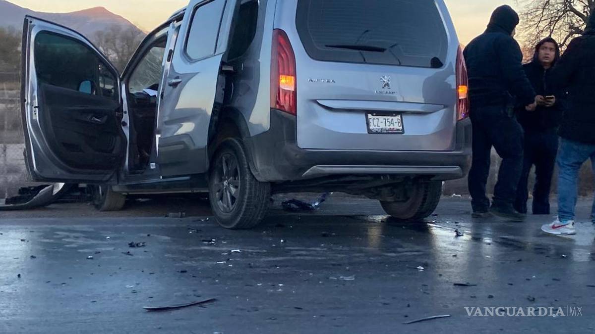 Trailero provoca caos vial y huye, en la carretera Monterrey-Saltillo