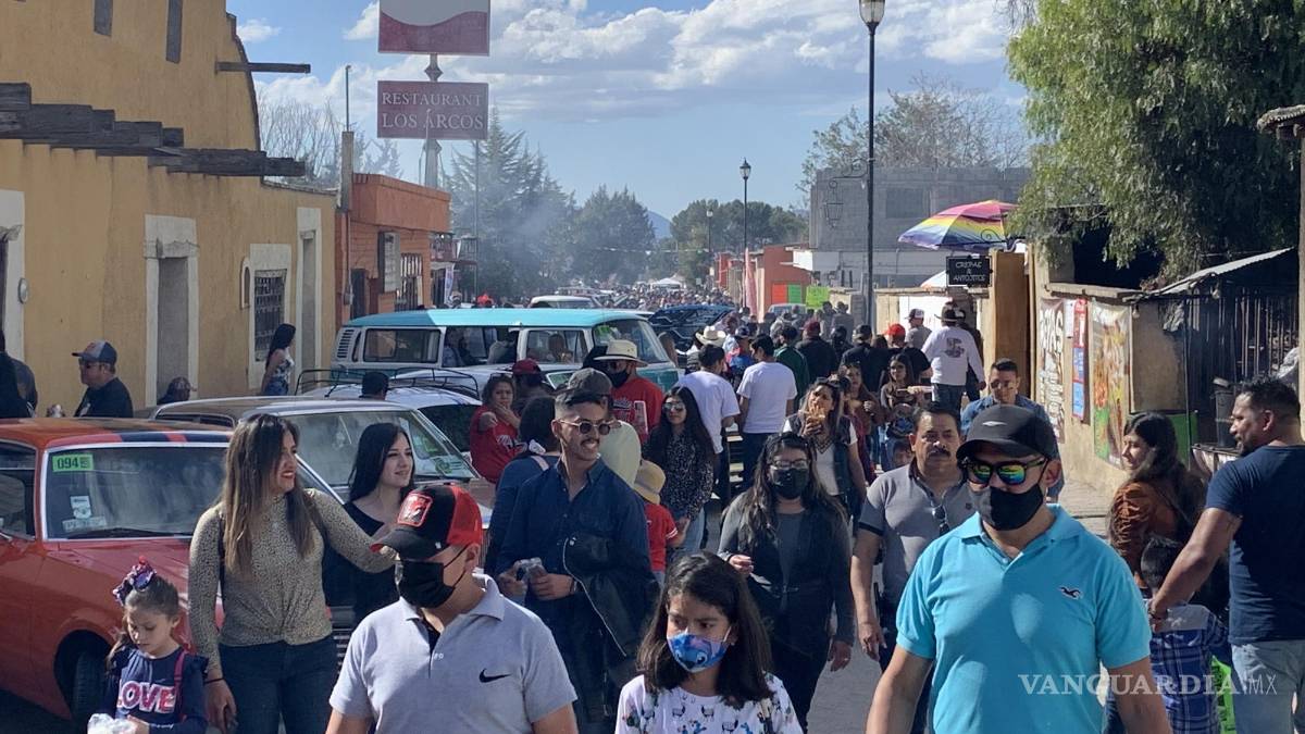 Abarrotan San Antonio de las Alazanas por autos clásicos