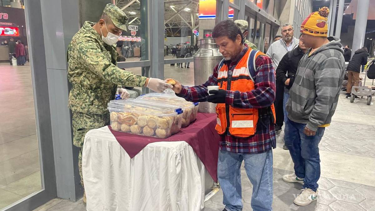 Soldados reparten café y pan en la Central de Autobuses de Monterrey ante bajas temperaturas