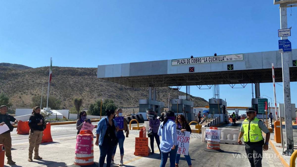 Mujer bloquea accesos a caseta en la Torreón-Saltillo; expareja le quitó a sus hijos