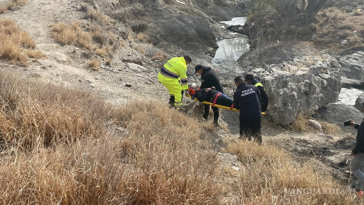 Saltillo: por tomar atajo, motociclista cae a arroyo con todo y el tanque de gas que cargaba