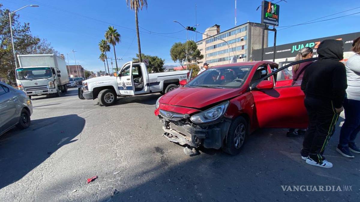 Adulta mayor se pasa el alto y provoca accidente en Saltillo