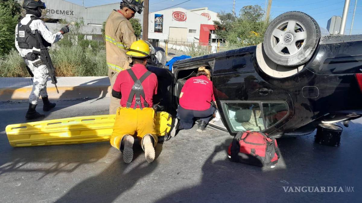 Vuelca conductor en la carretera a los Pinos, en Ramos Arizpe
