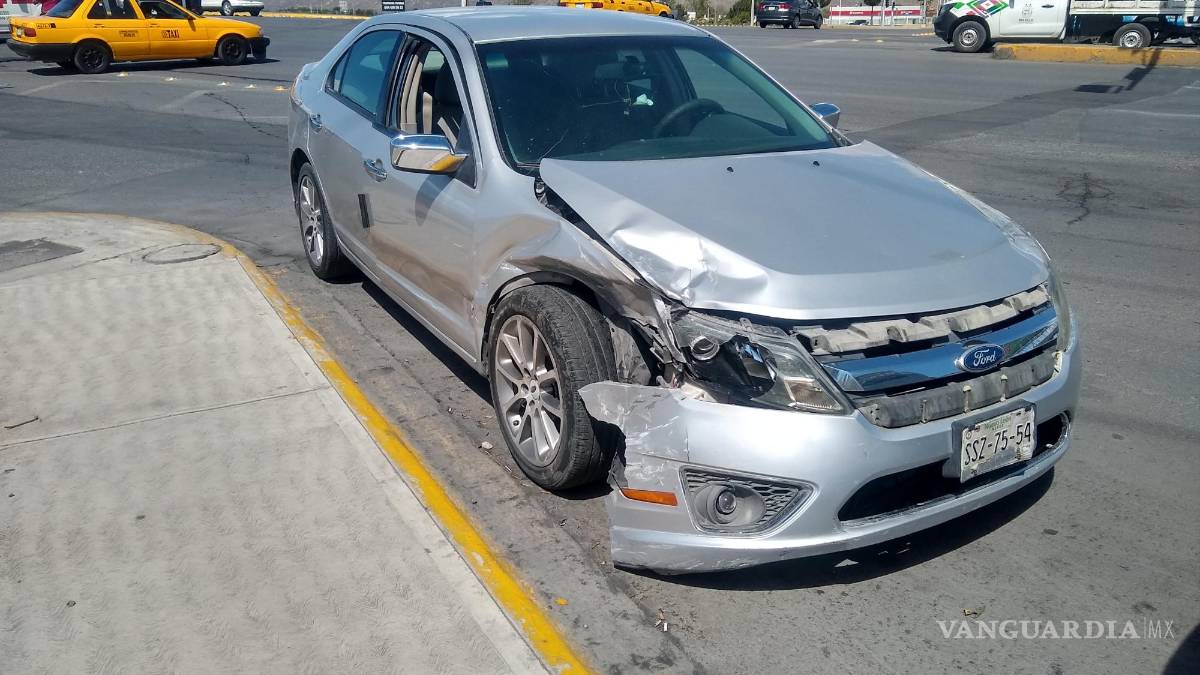 Conductora se pasa alto y causa choque, al sur de Saltillo