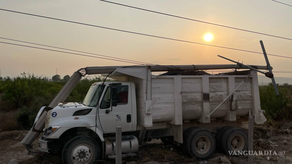 Camión de volteo derriba poste de la CFE tras salirse del camino en el libramiento Óscar Flores Tapia, en Arteaga