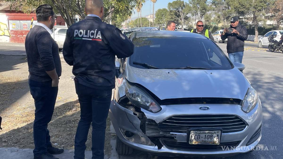 Auto no respeta alto y embiste a motociclista, en el centro de Saltillo