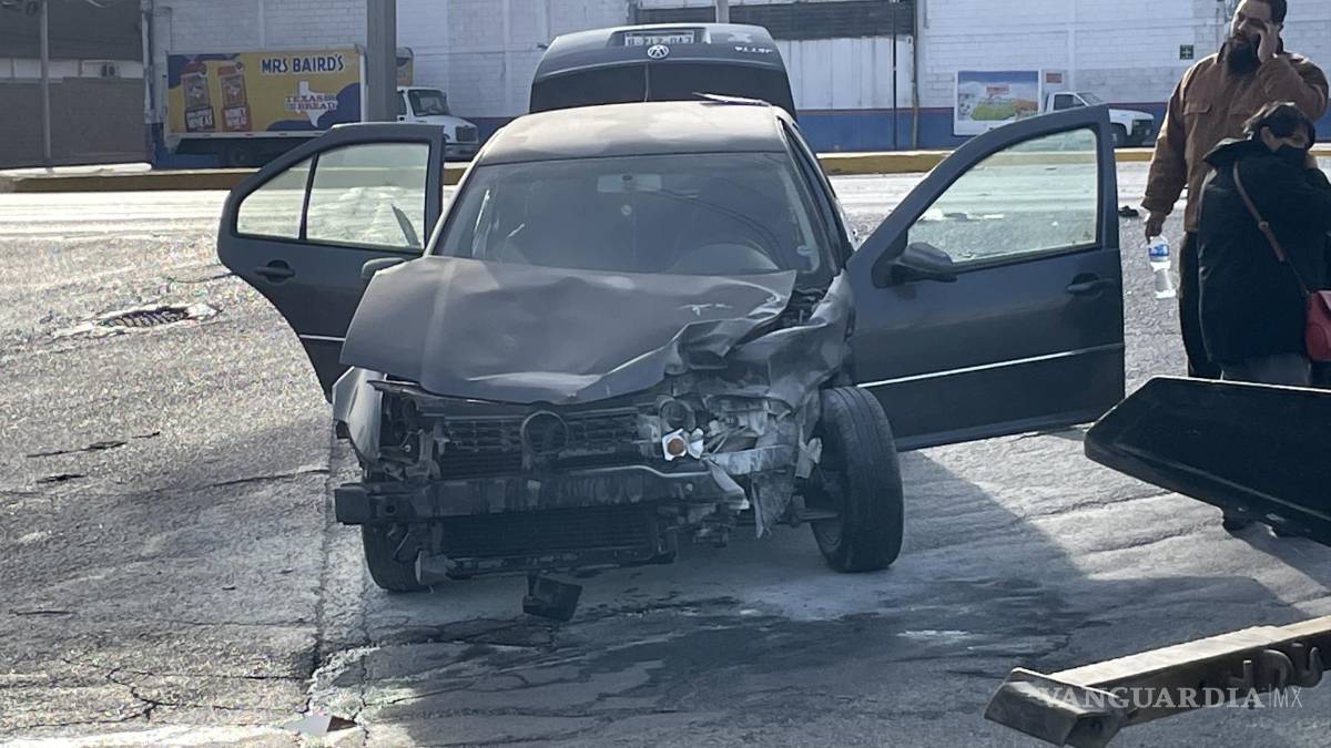 Trailer se pasa alto y choca contra un auto, en Saltillo