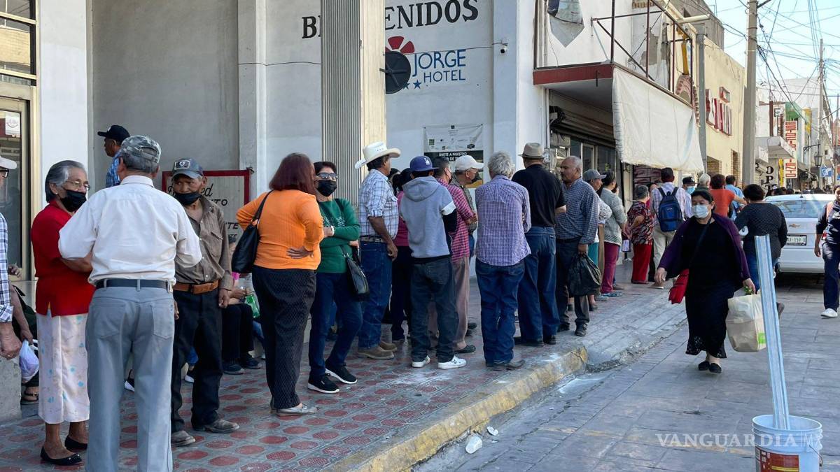¡Sólo hay una caja! Registran kilométricas filas en entrega de apoyos Bienestar
