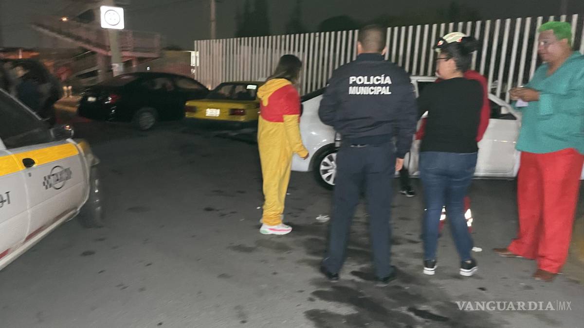 Chocan ‘Guasón’ y ‘Winnie Pooh’ contra taxi en cruce de Saltillo