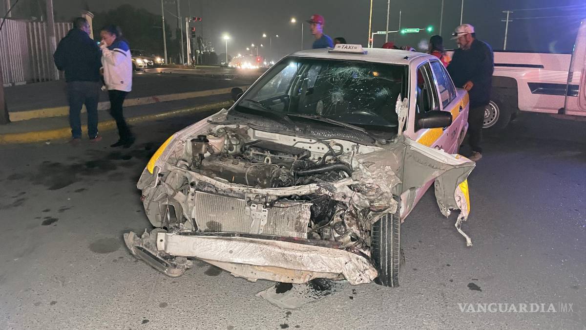 Chocan ‘Guasón’ y ‘Winnie Pooh’ contra taxi en cruce de Saltillo