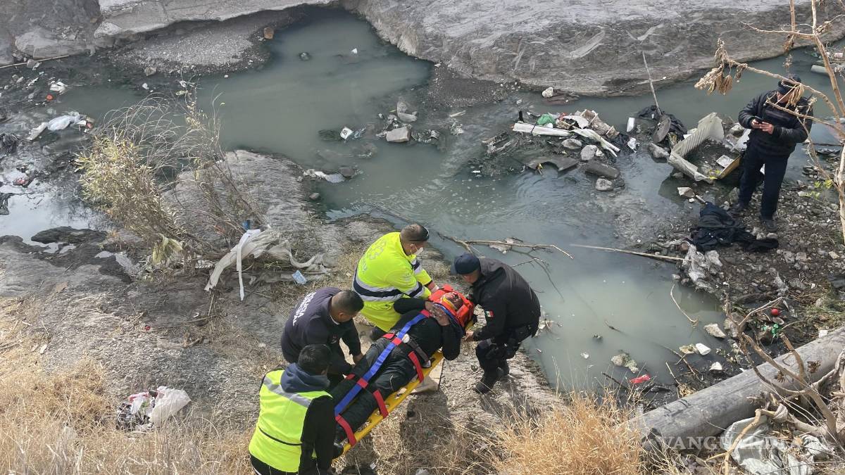 Saltillo: por tomar atajo, motociclista cae a arroyo con todo y el tanque de gas que cargaba