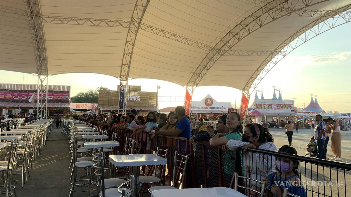 Esperan fans más de 5 horas a Pesado en la Feria de Saltillo