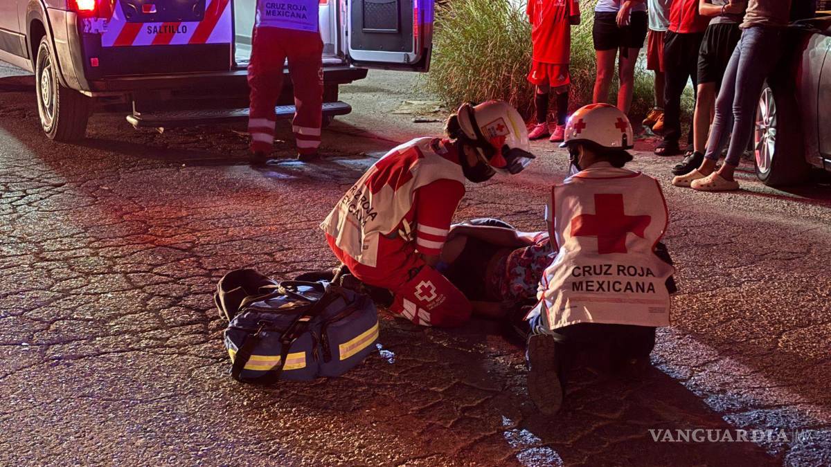 Mujer resulta con fractura expuesta tras accidente en motocicleta en Saltillo
