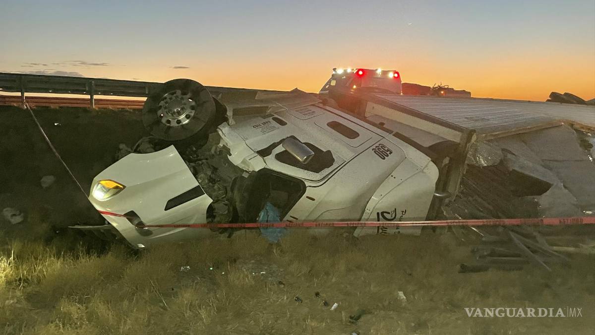 Muere trailero al volcarse sobre la Carretera Federal 57