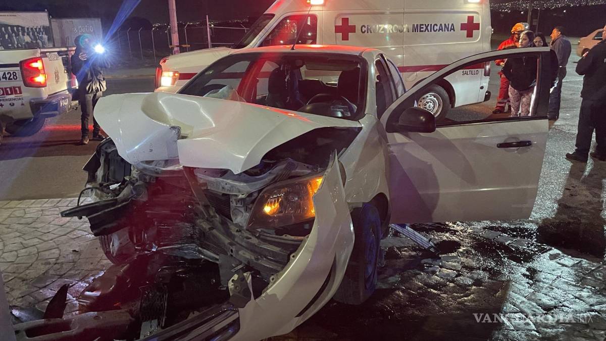 Saltillo: huye de accidente, provoca otro y destroza su vehículo