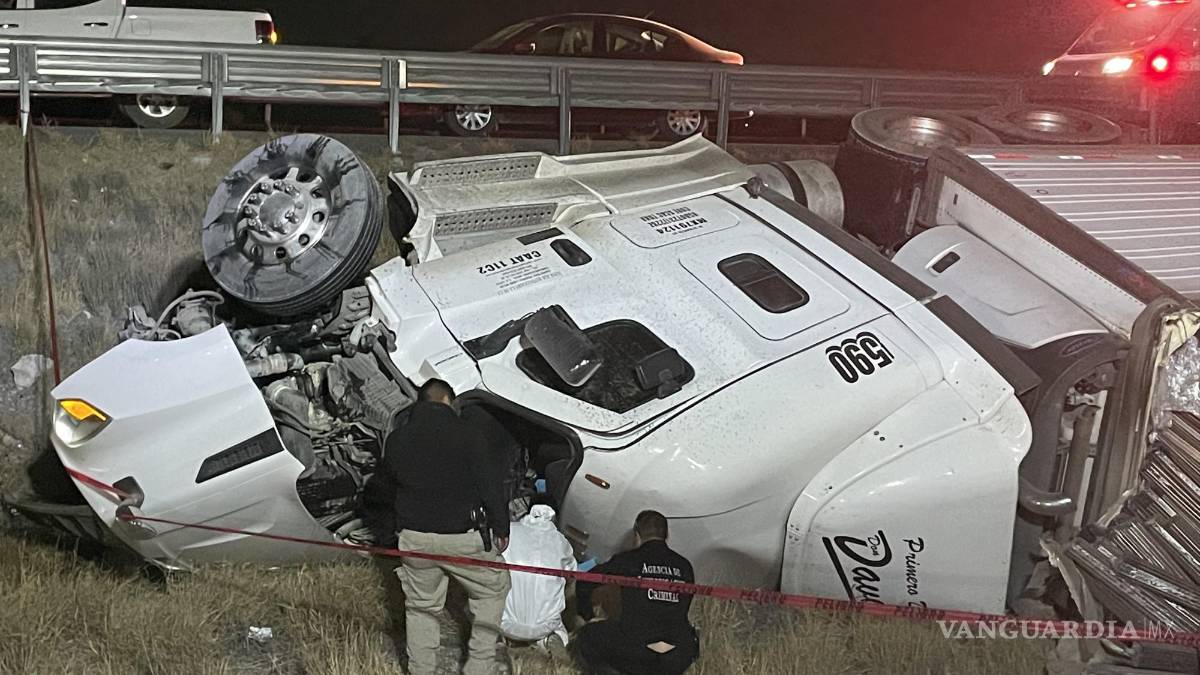 Muere trailero al volcarse sobre la Carretera Federal 57